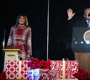 Prezidentas Donaldas Trumpas su žmona Melania įžiebė pagrindinę JAV Kalėdų eglę