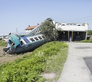 Italijoje traukiniui įsirėžus į Lietuvoje registruotą sunkvežimį žuvo du žmonės