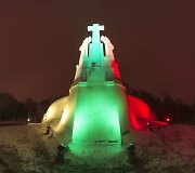Lietuvos vėliavos spalvomis ap&scaron;viestas &bdquo;Trijų kryžių&ldquo; paminklas