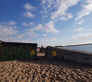 Melnragėje stovintis bunkeris vis skalaujamas jūros ir tapo pavojingas.