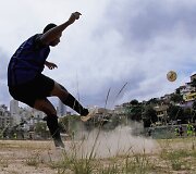 Brazilai futbolą žaidžia ten, kur tik yra vietos.