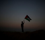 Berniukas su palestinečių vėliava per susirėmimus Gazos ruože
