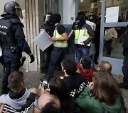 Riau&scaron;ių policija neleidžia katalonams balsuoti. 