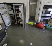 Hjustono gyventojai grįžta į potvynio nuniokotus savo namus