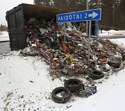 &Scaron;alia įvažiavimo į Vaidotus apvirto atliekas vežęs vilikas