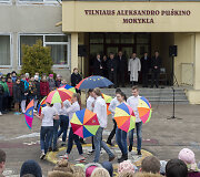 Vilniaus Aleksandro Pu&scaron;kino mokyklos moksleiviai sodino ąžuoliukus