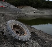 I&scaron;džiūvęs Almadeno tvenkinys Kalifornijoje