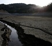 I&scaron;džiuvęs Almadeno tvenkinys Kalifornijoje 