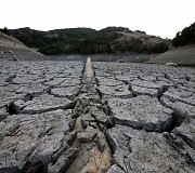 I&scaron;džiūvęs Almadeno tvenkinys Kalifornijoje
