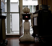 Senstančioje Japonijoje senelių priežiūrai pasitelkiami robotai