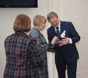 Apdovanojimą i&scaron; A. Auksoriūtės rankų priima I. Leme&scaron;kinas
