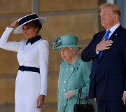 Melania Trump, karalienė Elizabeth II ir Donaldas Trumpas