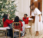 Melania Trump su mažaisiais Baltųjų rūmų svečiais