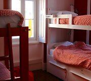 Apsistojus hostelyje ne sezono metu yra didelė tikimybė kelių lovų kambaryje miegoti vienam.