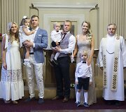 Darvydas &Scaron;ernas ir Sandra &Scaron;ernė su sūnumis Darvydu ir Kajumi bei jo krik&scaron;to tėvais Pauliumi ir Ieva Grybauskais