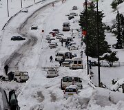 Apsnigtame kelyje užklimpę automobiliai