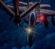 JAV karinių oro pajėgų lėktuvas &bdquo;KC-135 Stratotanker&ldquo; pildo degalų atsargas JAV karinio jūrų laivyno lėktuvui &bdquo;F/A-18F Super Hornet&ldquo; vir&scaron; Artimųjų Rytų operacijos &bdquo;Epic Fury&ldquo; metu