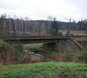 Toks vaizdas į geležinkelio tiltą per Bražuolės upę veriasi i&scaron; sodybos, kurioje gyveno traukinių gelbėtoja A.Juozapavičienė.