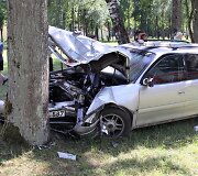 Nuo kelio nuvažiavo &bdquo;Opel Omega&ldquo; ir skaudžiai rėžėsi į medį
