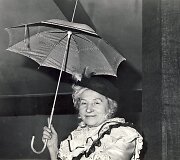 Regina Varnaitė (Vini) spektaklyje &bdquo;Laimingos dienos&ldquo; (S.Beketas, rež. B.Marcinkevičiūtė, 1993)