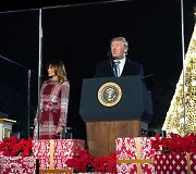 Prezidentas Donaldas Trumpas su žmona Melania įžiebė pagrindinę JAV Kalėdų eglę