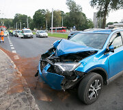 Laisvės prospekte automobilis rėžėsi į ap&scaron;vietimo stulpą