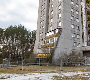 Aptvertas namas Lazdynuose, kur nukrito dalis balkono
