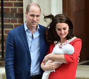 Princas Williamas ir Kembridžo hercogienė Catherine su sūnumi