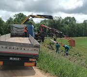 Pasvirę elektros stulpai Rusakalnio kaime