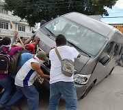 Meksikoje protestuotojai susirėmė su policija.