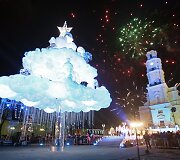 Kaunas įžiebė pagrindinę miesto eglę, kurią jau spėta pavadinti &bdquo;debesų egle&ldquo;.