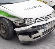 Taksi ir policijos automobilių avarija.
