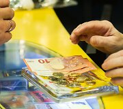 Lietuvos pa&scaron;to bendrovės vadovė Lina Minderienė ir susisiekimo ministras Rimantas Sinkevičius apžvelgė eurų keitimo klausimus.
