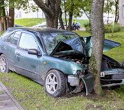 Priepuolio i&scaron;tiktas sostinėje vairuotojas trenkėsi į medį