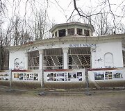 Vilniaus pilių teritorijos ir įvairių Lietuvos istorijos laikotarpių vaizdai ant &bdquo;Rotondos&ldquo; tvoros.