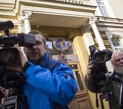 Susirinkę žiniasklaidos atstovai paplojo STT pareigūnams už &bdquo;gerą darbą&ldquo;.