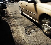 Niujorko gatvėse po žiemos atsiradusios duobės