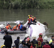 Taivane į upę nukrito &bdquo;TransAsia Airways&ldquo; lėktuvas