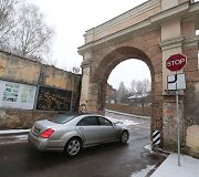Vartai vir&scaron; Sapiegos gatvės atrodo nesaugiai