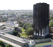 Londono ugniagesiai ie&scaron;ko daugiau gaisro aukų