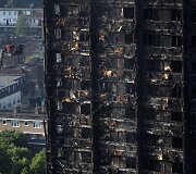 Londono ugniagesiai ie&scaron;ko daugiau gaisro aukų
