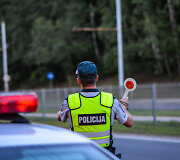 Naktinio reido Vilniuje metu nustatyti be teisių ar valstybinių numerių važiavę vairuotojai