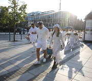 Baltosios vakarienės Luki&scaron;kių aik&scaron;tėje akimirka 