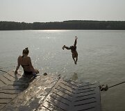 Rumunijoje žmonės kar&scaron;tomis dienomis atgaivos ie&scaron;kojo prie vandens.