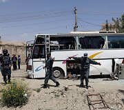 Kabule mirtininkas detonavo bombą prie vyriausybinio autobuso