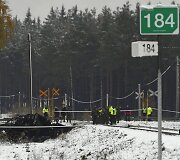 Suomijoje traukinys susidūrė su kariuomenės visureigiu