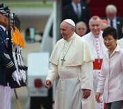 Popiežius Pranci&scaron;kus ir Pietų Korėjos prezidentė Park Geun-hye 