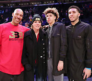 LaVaras Ballas ir Tina Ball su sūnumis LaMelo Ballu ir LiAngelo Ballu
