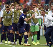 Robinas van Persie džiaugiasi įvarčiu kartu su Nyderlandų rinktinės treneriu Louisu van Gaalu