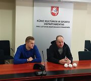 Dovydas Neverauskas ir Lietuvos beisbolo rinktinės treneris Virmidas Neverauskas